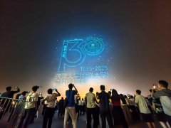 哭笑着挥手；我们的更